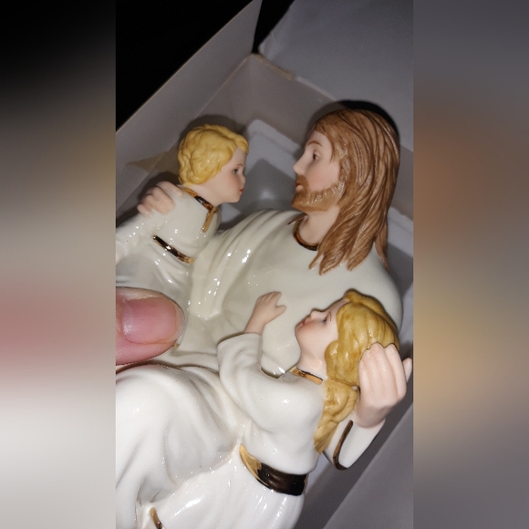 Lenox THE CHILDREN'S BLESSING Figurine Jesus With Boy & Girl Box included - Picture 2 of 12